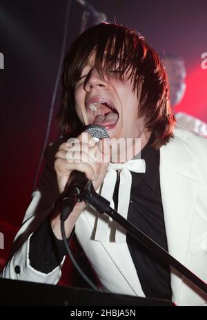 Die Bienenstöcke treten am 3. Juni 2004 im Electric Ballroom Camden in London auf. Stockfoto