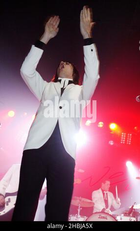 Die Bienenstöcke treten am 3. Juni 2004 im Electric Ballroom Camden in London auf. Stockfoto