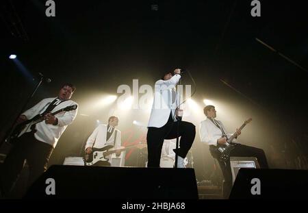 Die Bienenstöcke treten am 3. Juni 2004 im Electric Ballroom Camden in London auf. Stockfoto