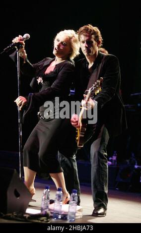 Blondie's Debbie Harry und ihre Pop-Band-Unterstützer spielen am 14/06/04 in London den Londoner Stop ihrer letzten UK-Tour im Shepherds Bush Empire. Die aufgespielten Tracks von ihrem Greatest Hits Album und dem neuesten Studioalbum The Course of Blondie. Debbie Harry, Chris Stein, Clem Burke, Jimmy Destri. Stockfoto