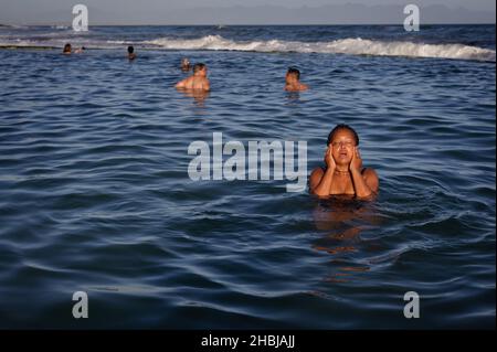 Entspannen Sie sich am Flutwasserbecken von St. James' Dalebrook in der Nähe von Kapstadt an der südafrikanischen Küste von False Bay Stockfoto