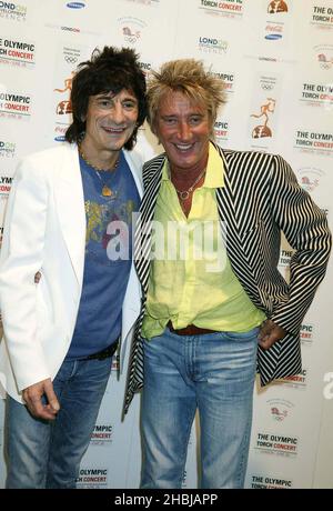 Ronnie Wood und Rod Stewart nahmen am Olympic Tourch Concert Teil, das im Mall Buckingham Palace stattfand. Stockfoto