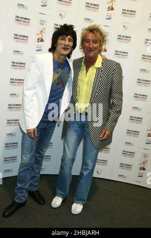 Ronnie Wood und Rod Stewart nahmen am Olympic Tourch Concert Teil, das im Mall Buckingham Palace stattfand. Stockfoto