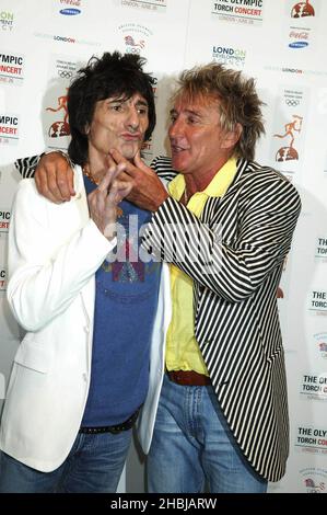 Ronnie Wood und Rod Stewart nahmen am Olympic Tourch Concert Teil, das im Mall Buckingham Palace stattfand. Stockfoto