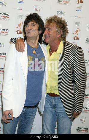 Ronnie Wood und Rod Stewart nahmen am Olympic Tourch Concert Teil, das im Mall Buckingham Palace stattfand. Stockfoto