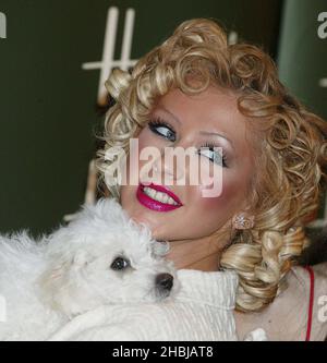 Christina Aguilera eröffnet Harrods Sale in Knightsbridge, London. Stockfoto