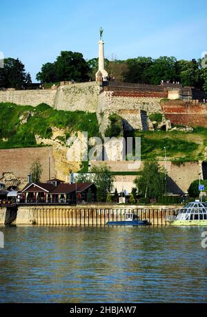 Alte Festung Kalemegdan am Fluss Sava in Belgrad an sonnigen Tagen Stockfoto