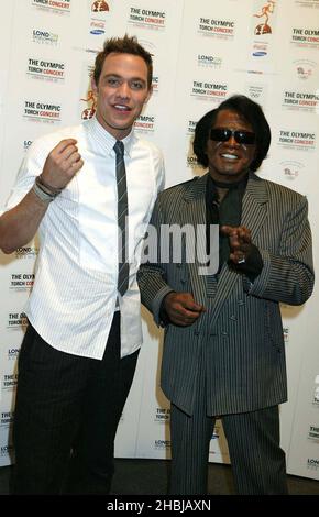 Will Young und James Brown posieren hinter der Bühne beim Olympischen Fackellaufkonzert in der Mall im Buckingham Palace in London. Stockfoto