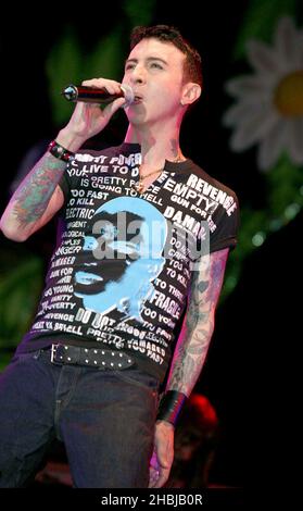 Marc Almond und Kostümtänzer treten live auf der Bühne des Big Gay Out im Finsbury Park in London auf. Stockfoto