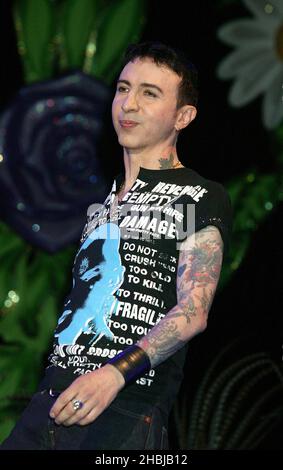 Marc Almond und Kostümtänzer treten live auf der Bühne des Big Gay Out im Finsbury Park in London auf. Stockfoto