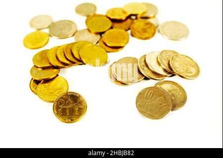 Serbische Münzen isoliert auf weißer Nahaufnahme Stockfoto