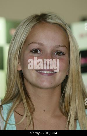 Jennifer Ellison signiert Kopien der neuen Single bei HMV, Croydon. Stockfoto