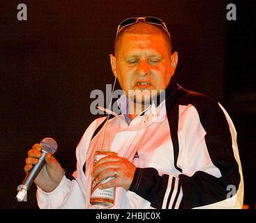 Saun Ryder von The Happy Monday's tritt im Rahmen des Outdoor-Festivals „Get Loaded in the Park“ im Clapham Common in South London auf der Bühne auf. Stockfoto