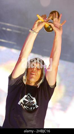 Bez von The Happy Monday's tritt im Rahmen des Outdoor-Festivals „Get Loaded in the Park“ im Clapham Common in South London auf der Bühne auf. Stockfoto