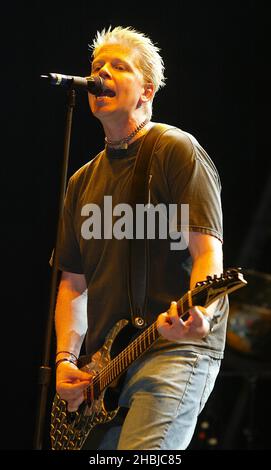 Die Nachkommen treten am ersten Tag des „The Carling Weekend: Reading Festival“ am 27. August 2004 in Reading, England, auf. Justin Hawkins. Stockfoto