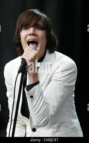 Die Bienenstöcke treten am ersten Tag des „The Carling Weekend: Reading Festival“ am 27. August 2004 in Reading, England, auf der Bühne auf. Justin Hawkins. Stockfoto