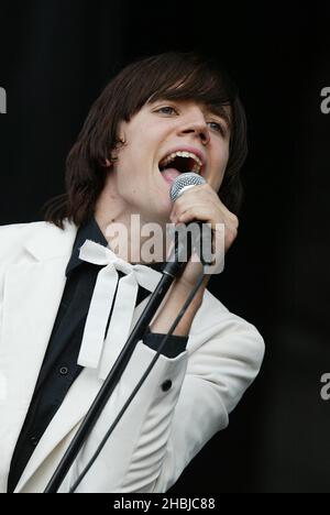 Die Bienenstöcke treten am ersten Tag des „The Carling Weekend: Reading Festival“ am 27. August 2004 in Reading, England, auf der Bühne auf. Justin Hawkins. Stockfoto