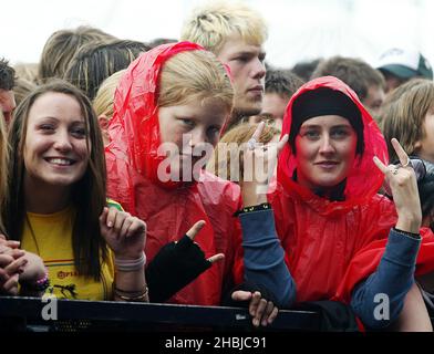 Crowdszene am dritten Tag des „The Carling Weekend: Reading Festival“ in Reading, England. Stockfoto