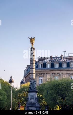 Paris, Frankreich - 13. April 2021: Fontaine du Châtelet - ein Brunnen aus dem Jahr 1808 mit einer Säule, die von einer Siegessatue gekrönt wurde, um das Lager von Bonaparte zu feiern Stockfoto