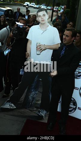 Ein Kartenausschnitt von Mike Skinner aus den Straßen, der an den Mercury Music Prize Awards 2004 im Grosvenor House teilnahm. Stockfoto