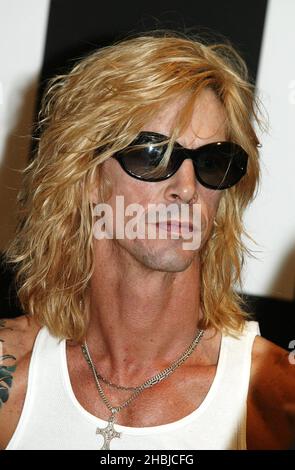 Duff McKagan von Velvet Revolver signiert Kopien ihres ersten Albums contraband im Piccadilly Virgin Megastore, London. Stockfoto