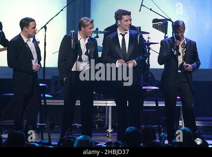 Westlife tritt am 15. September 2004 bei den World Music Awards 2004 im Thomas & Mack Center in Las Vegas, Nevada, auf der Bühne auf. Stockfoto