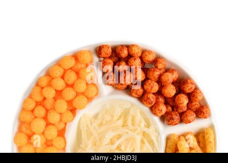 Mischung von Snacks auf einem weißen Teller isoliert auf weiß. Stockfoto