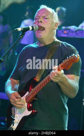 Dave Gilmour von Pink Floyds spielt live während der Probe vor dem morgigen Konzert der „Miller Strat Pack“ Fender Stratocaster in der Wembley Arena in den Black Island Studios in Acton, London. Stockfoto