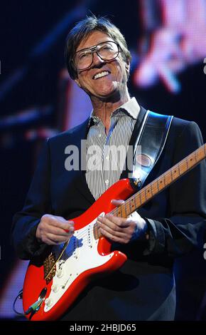 Hank Marvin of The Shadows tritt mit im Rahmen des Fender-Konzerts „The Miller Strat Pack“ am 24. September 2004 in der Wembley Arena in London auf der Bühne auf. Stockfoto