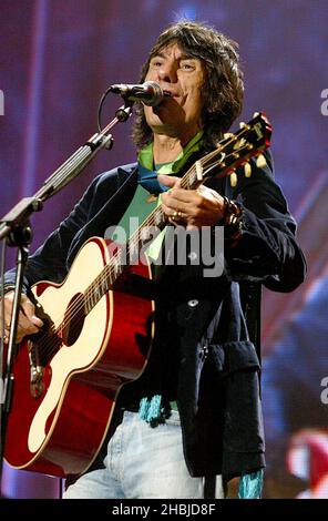 Ronnie Wood von den Rolling Stones tritt am 24. September 2004 in London auf der Bühne im Rahmen des Fender-Konzerts „The Miller Strat Pack“ in der Wembley Arena auf. Stockfoto