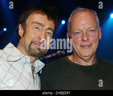 Dave Gilmour von Pink Floyd posiert backstage mit Paul Rogers während der Probe vor dem morgigen Wembley Arena-Konzert von „The Miller Strat Pack“ Fender Stratocaster in den Black Island Studios in Acton, London. Stockfoto