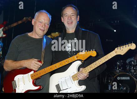 Dave Gilmour von Pink Floyd posiert backstage mit Phil Manzanera von Roxy Music während der Probe vor dem morgigen Wembley Arena-Konzert von „The Miller Strat Pack“ Fender Stratocaster in den Black Island Studios in Acton, London. Stockfoto