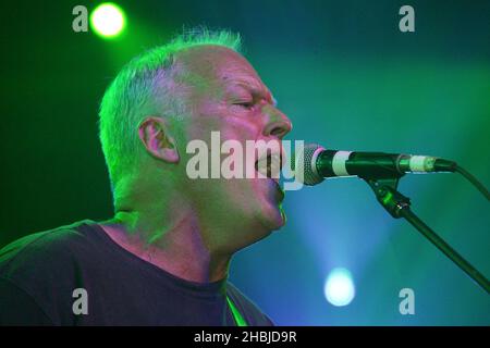 Dave Gilmour von Pink Floyds spielt live während der Probe vor dem morgigen Konzert der „Miller Strat Pack“ Fender Stratocaster in der Wembley Arena in den Black Island Studios in Acton, London. Stockfoto