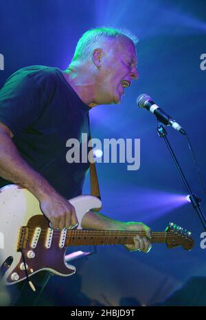 Dave Gilmour von Pink Floyds spielt live während der Probe vor dem morgigen Konzert der „Miller Strat Pack“ Fender Stratocaster in der Wembley Arena in den Black Island Studios in Acton, London. Stockfoto