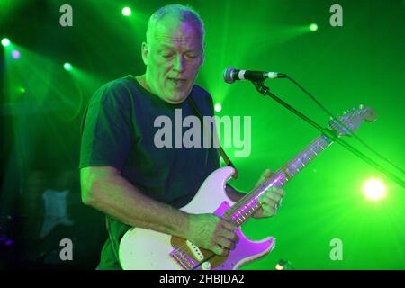 Dave Gilmour von Pink Floyds spielt live während der Probe vor dem morgigen Konzert der „Miller Strat Pack“ Fender Stratocaster in der Wembley Arena in den Black Island Studios in Acton, London. Stockfoto