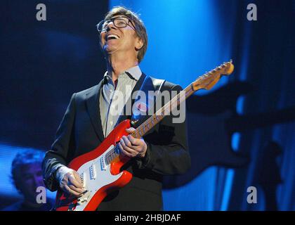 Hank Marvin of The Shadows tritt mit im Rahmen des Fender-Konzerts „The Miller Strat Pack“ am 24. September 2004 in der Wembley Arena in London auf der Bühne auf. Stockfoto