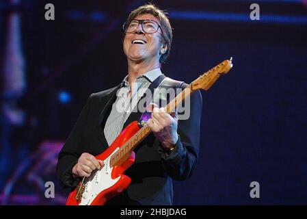 Hank Marvin of The Shadows tritt mit im Rahmen des Fender-Konzerts „The Miller Strat Pack“ am 24. September 2004 in der Wembley Arena in London auf der Bühne auf. Stockfoto