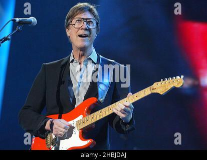 Hank Marvin of the Shadows tritt am 24. September 2004 in London auf der Bühne im Rahmen des Fender-Konzerts „The Miller Strat Pack“ in der Wembley Arena auf. Stockfoto