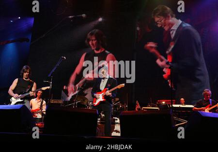 Hank Marvin of the Shadows tritt mit Sohn Ben im Rahmen des Fender-Konzerts „The Miller Strat Pack“ am 24. September 2004 in der Wembley Arena in London auf. Stockfoto