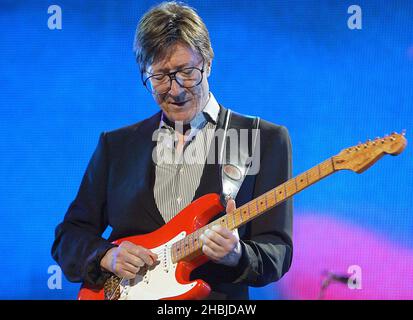 Hank Marvin of The Shadows tritt mit im Rahmen des Fender-Konzerts „The Miller Strat Pack“ am 24. September 2004 in der Wembley Arena in London auf der Bühne auf. Stockfoto