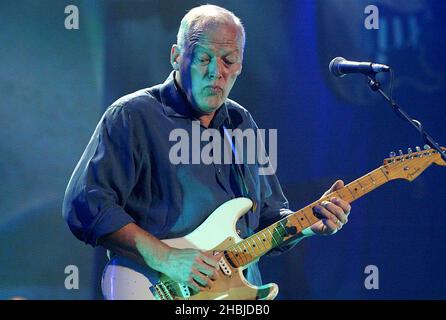 Dave Gilmour von Pink Floyd tritt am 24. September 2004 in London auf der Bühne im Rahmen des Fender-Konzerts „The Miller Strat Pack“ in der Wembley Arena auf. Stockfoto