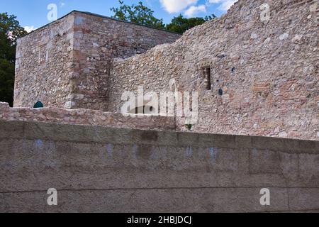 Die Mauern der historischen Kasematten-Festung im Stadtzentrum von Wiener Neustadt, Österreich Stockfoto