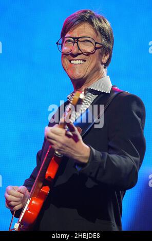 Hank Marvin of the Shadows spielt live auf der Bühne in der Wembley Arena und spielt das Konzert „The Miller Strat Pack“. Stockfoto