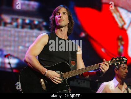 Ben Marvin, Sohn von Hank Marvin of the Shadows, tritt live auf der Bühne der Wembley Arena auf und spielt das Konzert „The Miller Strat Pack“. Stockfoto