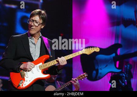 Hank Marvin of the Shadows spielt live auf der Bühne in der Wembley Arena und spielt das Konzert „The Miller Strat Pack“. Stockfoto