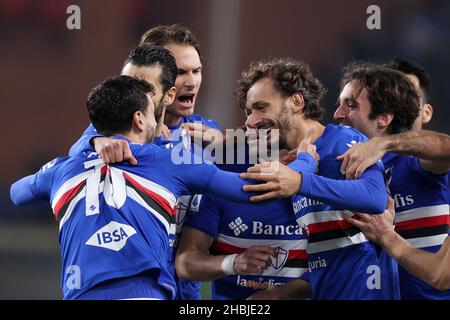 Genua, Italien. 19th Dez 2021. Manolo Gabbiadini (UC Sampdoria) feiert während der UC Sampdoria vs Venezia FC, italienische Fußballserie Ein Spiel in Genua, Italien, Dezember 19 2021 Quelle: Independent Photo Agency/Alamy Live News Stockfoto