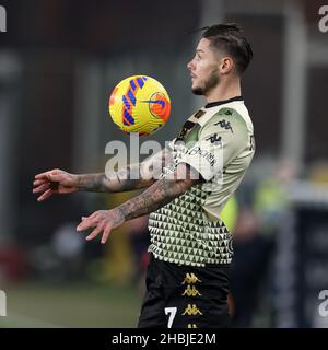 Genua, Italien. 19th Dez 2021. Pasquale Mazzocchi (Venezia FC) in Aktion während des Spiels UC Sampdoria vs Venezia FC, italienische Fußballserie A in Genua, Italien, Dezember 19 2021 Quelle: Independent Photo Agency/Alamy Live News Stockfoto