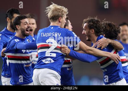 Genua, Italien. 19th Dez 2021. Manolo Gabbiadini (UC Sampdoria) feiert während der UC Sampdoria vs Venezia FC, italienische Fußballserie Ein Spiel in Genua, Italien, Dezember 19 2021 Quelle: Independent Photo Agency/Alamy Live News Stockfoto