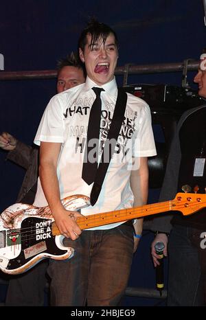 Busted; Matt Willis nimmt an der jährlichen Regent Street Christmas Lights-Einschaltzeremonie Teil und spielt auf der Bühne, nachdem sie am 7. November 2004 in London live in der Regent Street aufgetreten ist. Stockfoto