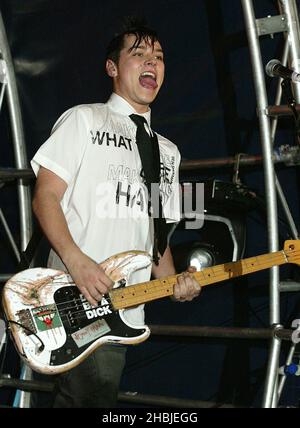 Busted; Matt Willis nimmt an der jährlichen Regent Street Christmas Lights-Einschaltzeremonie Teil und spielt auf der Bühne, nachdem sie am 7. November 2004 in London live in der Regent Street aufgetreten ist. Stockfoto